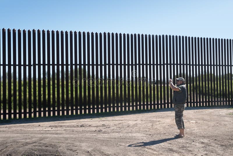 L'homme photographie barrière de nouveau Mexico†la « Etats-Unis de fer dans la campagne le Texas photographie stock L'homme photographie barrière de nouveau Mexico†la « Etats-Unis de fer dans la campagne le Texas photographie stock